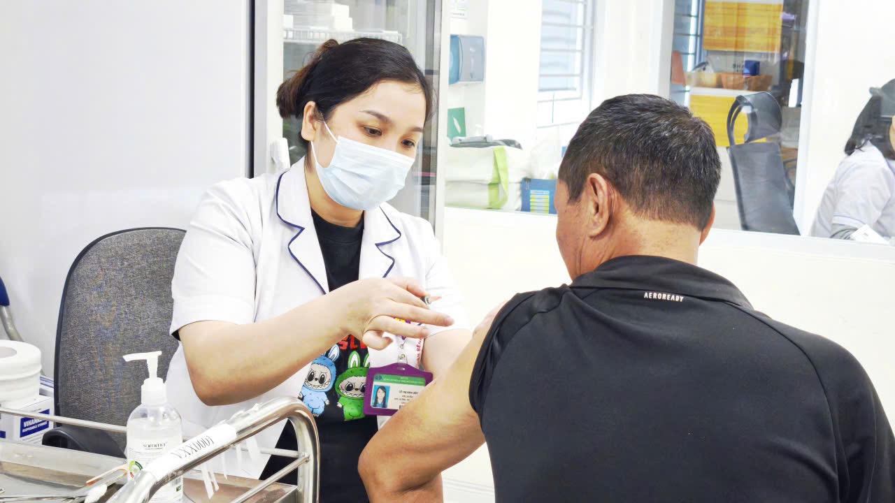 Tiêm vaccine là một biện pháp quan trọng giúp chủ động phòng bệnh não mô cầu. Ảnh: Thanh Thanh