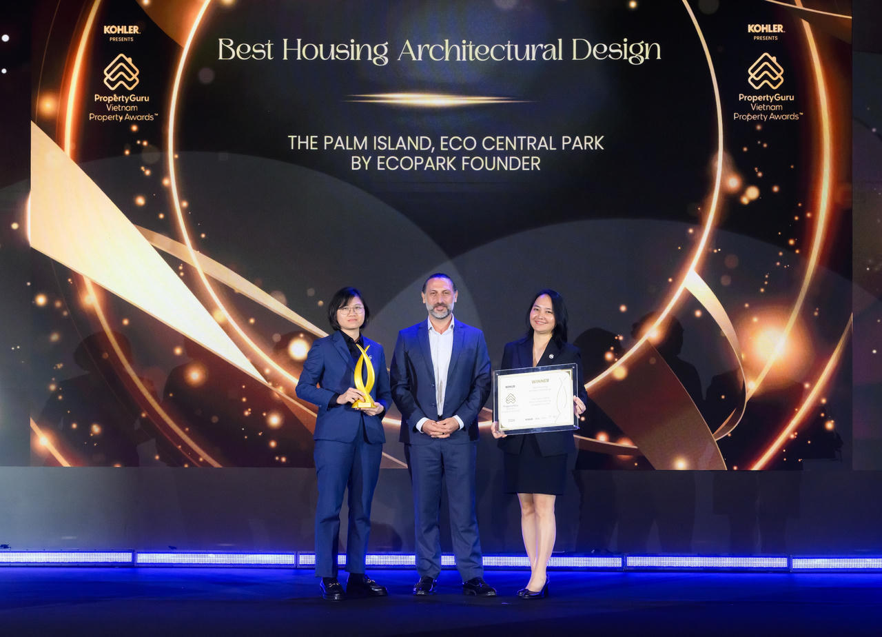 Bà Mai Thị Hồng Quyên – giám đốc Kinh doanh & Marketing và bà Huỳnh Thị Uyên Phương – Giám đốc Chiến lược nhà sáng lập Ecopark nhận giải thưởng tại PropertyGuru 2026