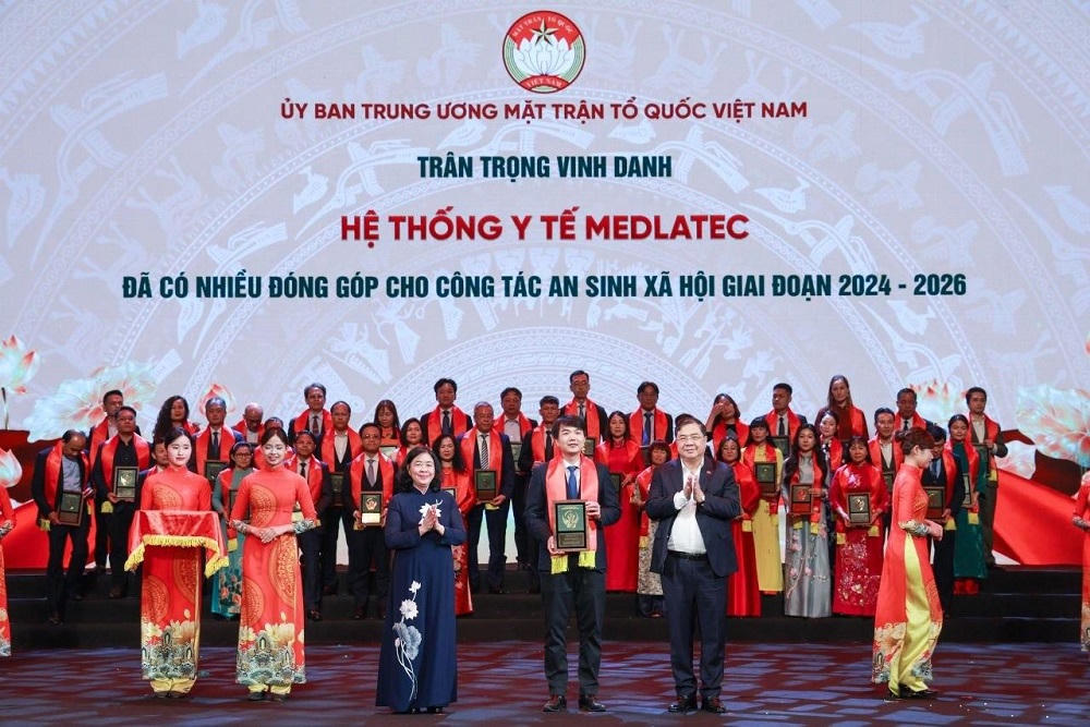 Ông Nguyễn Duy Hùng - Phó Tổng Giám đốc MEDLATEC đại diện Hệ thống Y tế MEDLATEC nhận vinh danh của chương trình.