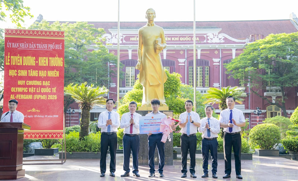 Khen thưởng nam sinh giành Huy chương Bạc Olympic Vật lý quốc tế