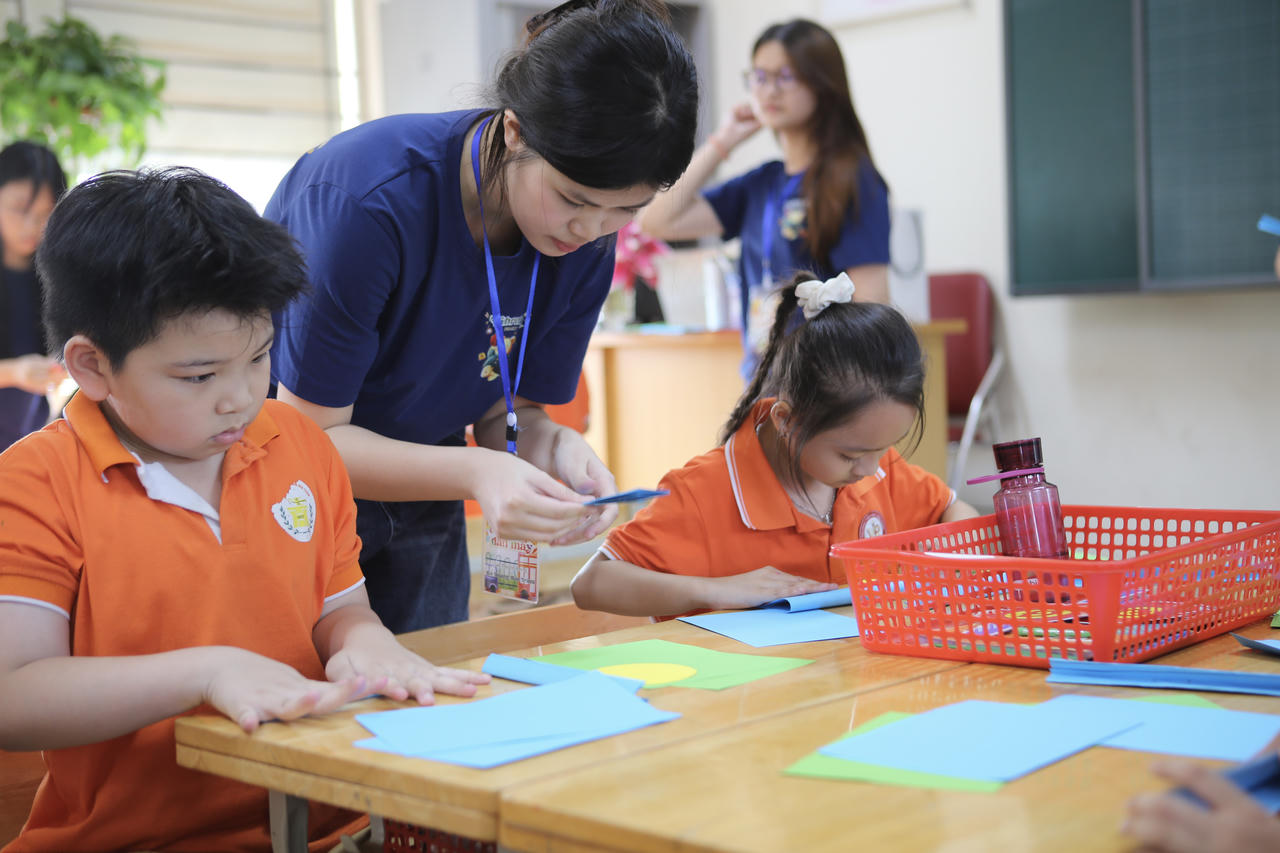 Các thành viên dự án Libreria Project giao lưu cùng các em học sinh.