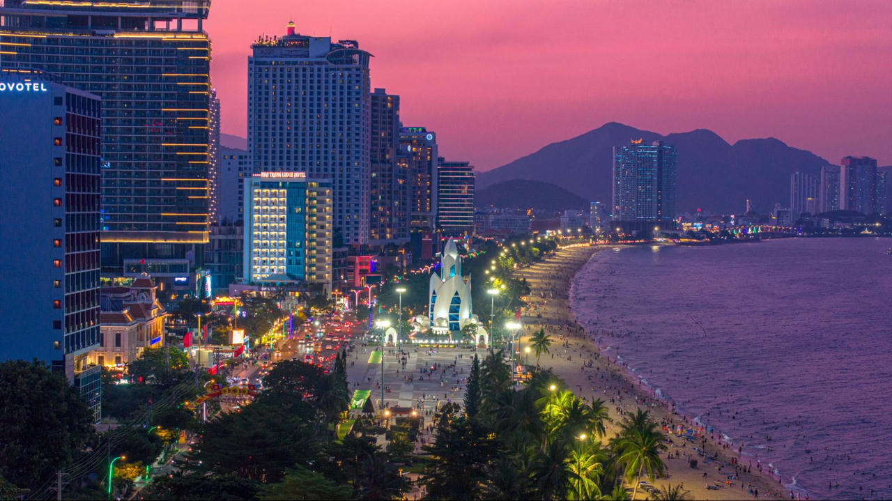 Khách quốc tế tăng trưởng vượt bậc mở ra dư địa lớn cho kinh tế đêm tại Nha Trang. Nguồn ảnh: Minh Tú