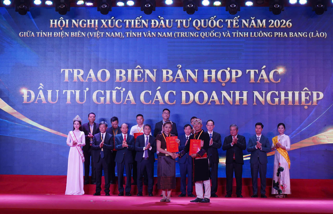 Trao quyết định biên bản hợp tác đầu tư giữa các doanh nghiệp tại hội nghị (Ảnh: CT).