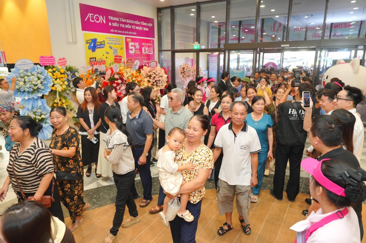 A group of people in a mall

Description automatically generated