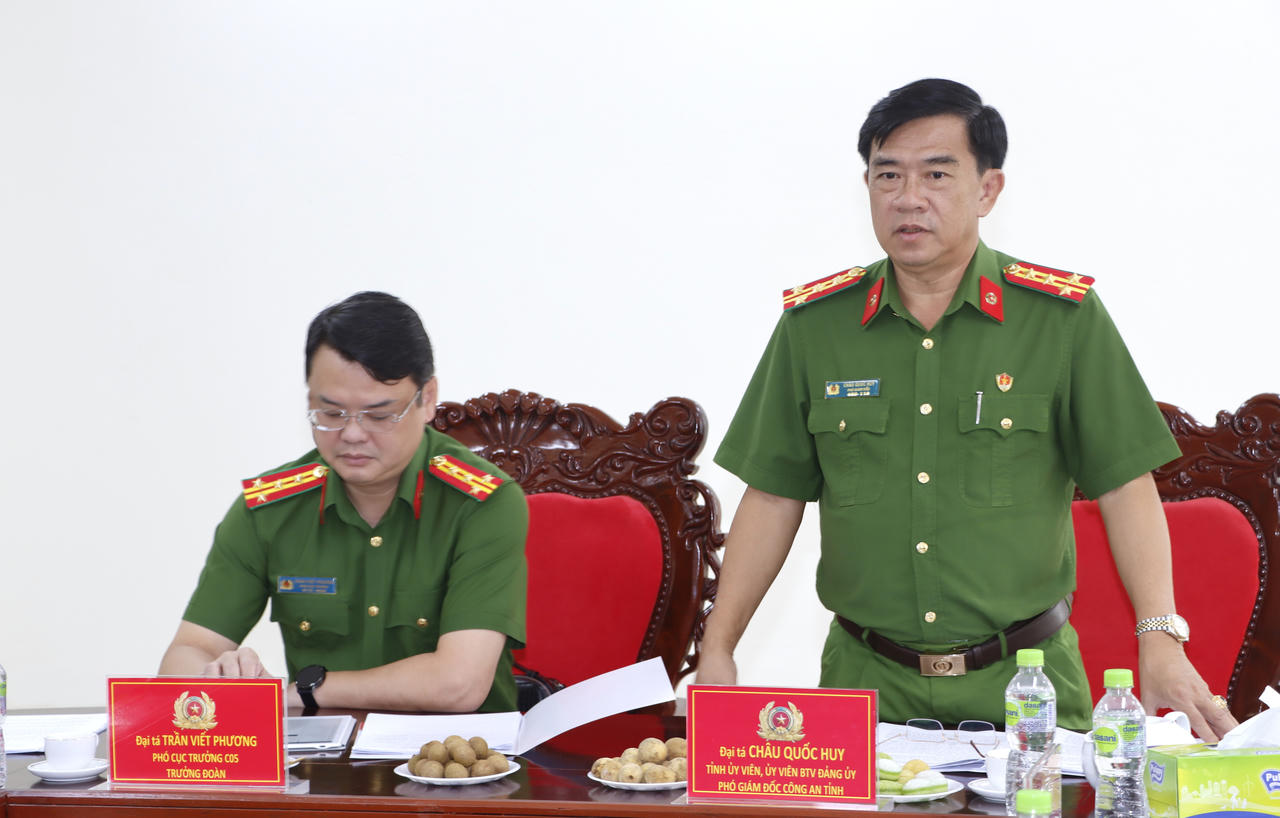 Đại tá Châu Quốc Huy - Tỉnh ủy viên, Phó Giám đốc Công an tỉnh Cà Mau, phát biểu tại buổi làm việc (Ảnh: T.N).