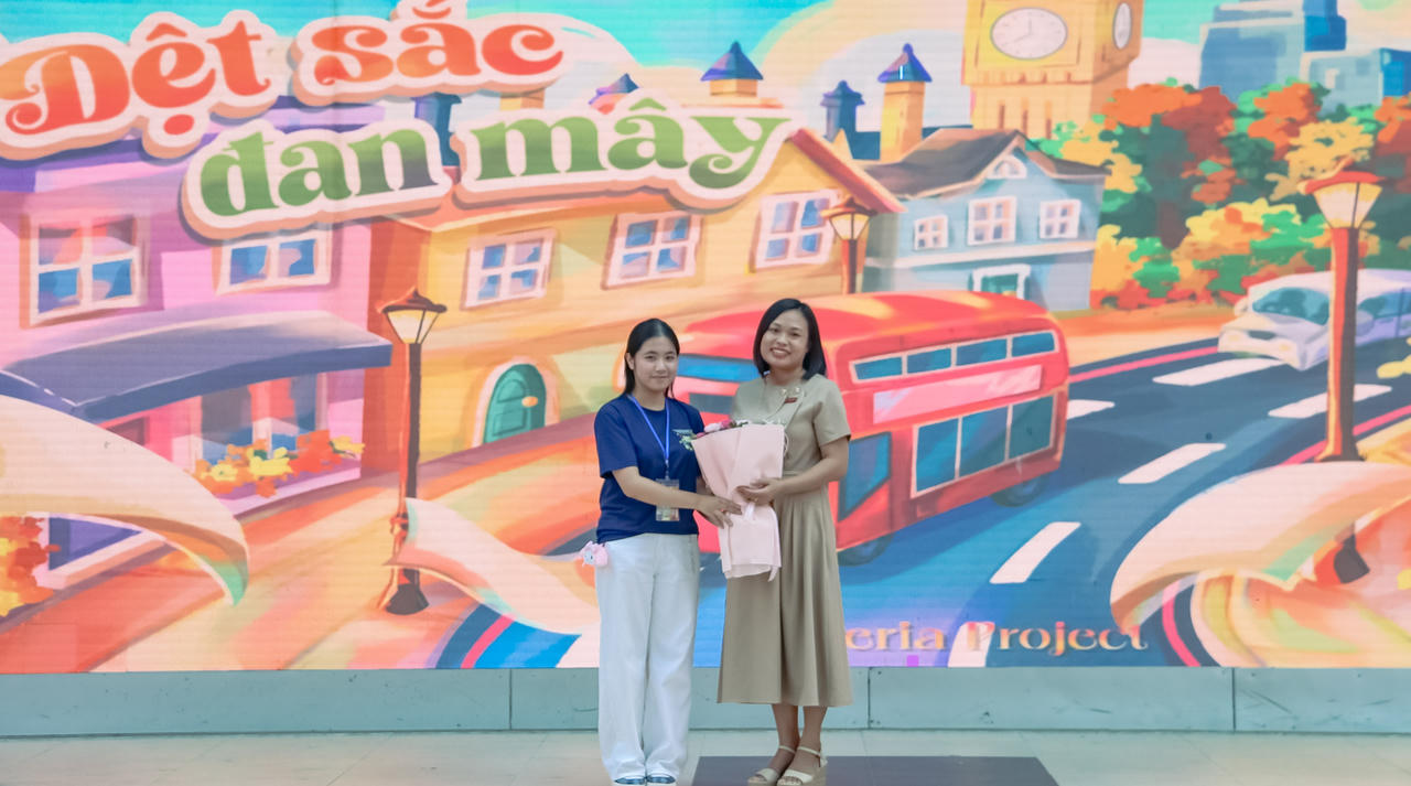 Trưởng Ban Tổ chức dự án Libreria Project tặng hoa đại diện nhà trường tại lễ khai mạc chương trình.