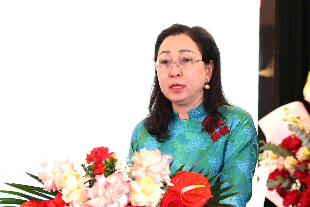 Bà Đinh Thị Lụa, Phó Bí thư Tỉnh ủy, Chủ tịch Ủy ban MTTQ Việt Nam phát biểu tại đại hội (ảnh: Minh Quang)