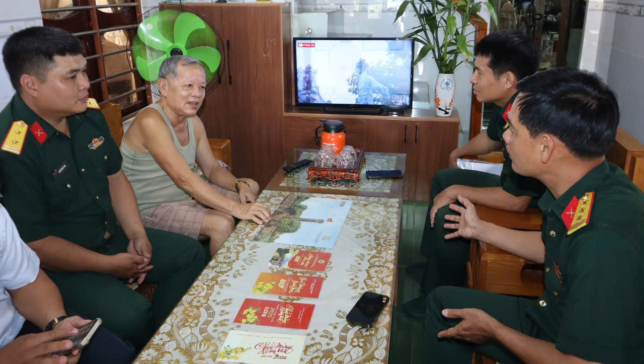 Bộ Chỉ huy quân sự TP Đà Nẵng tìm hiểu thông tin người dân cung cấp về mộ liệt sĩ