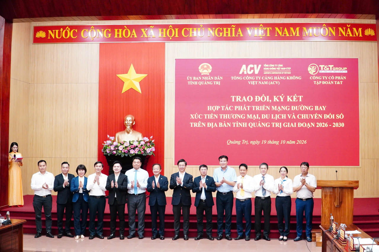 Lãnh đạo UBND tỉnh Quảng Trị, ACV và Tập đoàn T&T chụp ảnh lưu niệm tại buổi làm việc, ký kết các thỏa thuận hợp tác phát triển hàng không, xúc tiến thương mại, du lịch và chuyển đổi số giai đoạn 2026-2030. (Ảnh: Minh Phương)