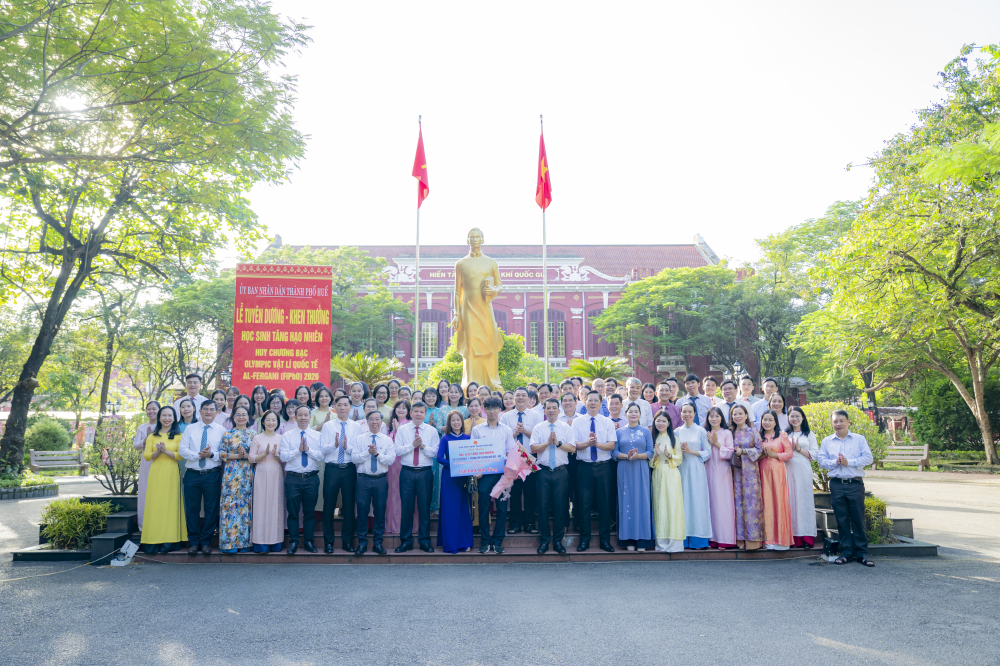 Lãnh đạo thành phố, lãnh đạo sở Giáo dục, Ban Giám hiệu Trường THPT chuyên Quốc Học – Huế cùng các thầy cô giáo, phụ huynh và học sinh nhà trường chúc mừng em Tăng Hạo Nhiên. (Ảnh: UBND TP Huế)