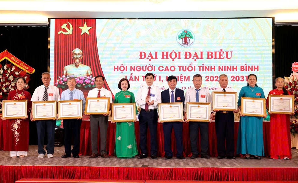 Ban tổ chức trao Bằng khen của Chủ tịch UBND tỉnh cho 5 tập thể và 10 cá nhân có thành tích xuất sắc trong công tác của Hội (ảnh: Minh Quang)