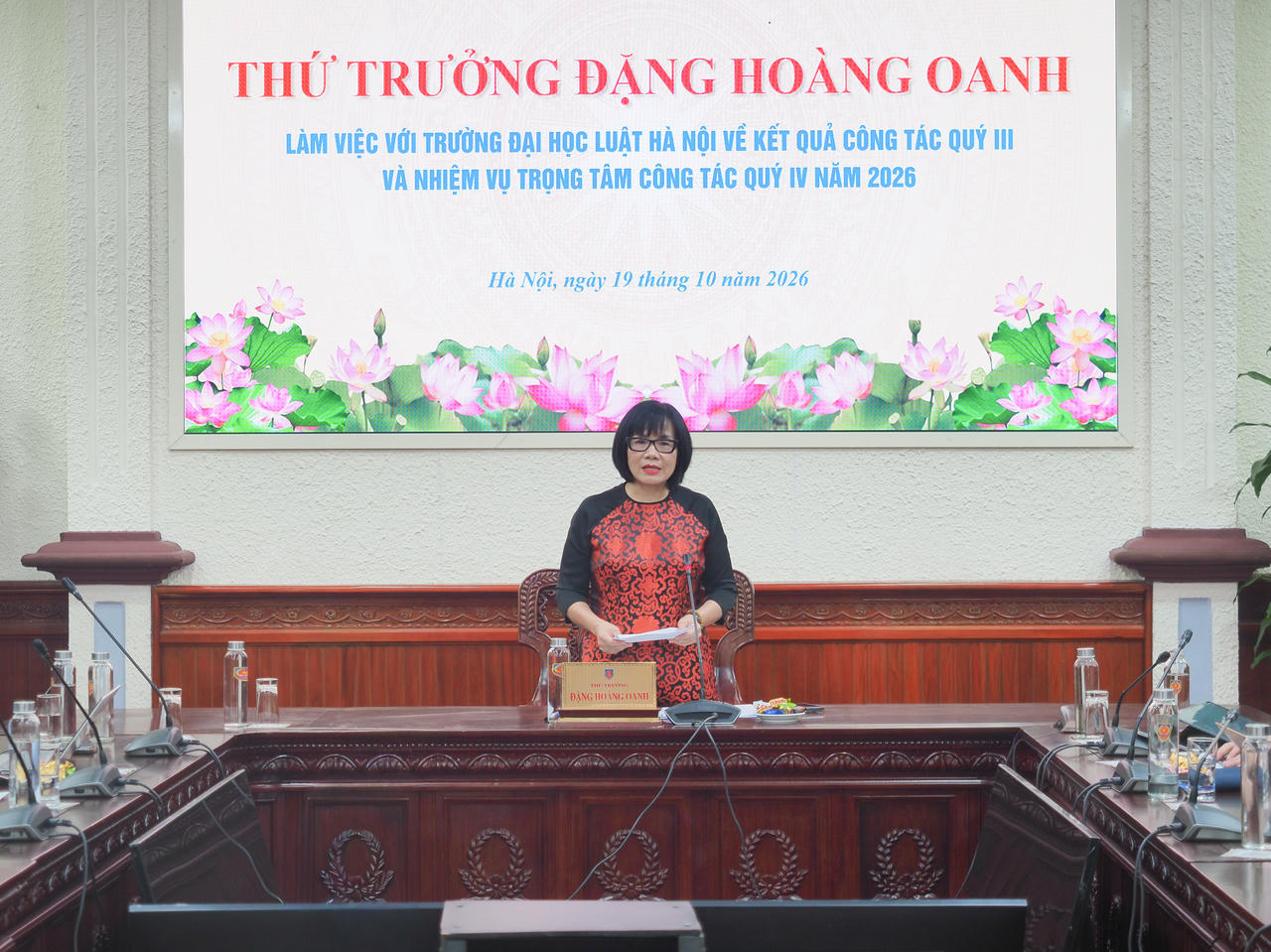 Thứ trưởng Đặng Hoàng Oanh phát biểu tại buổi làm việc.