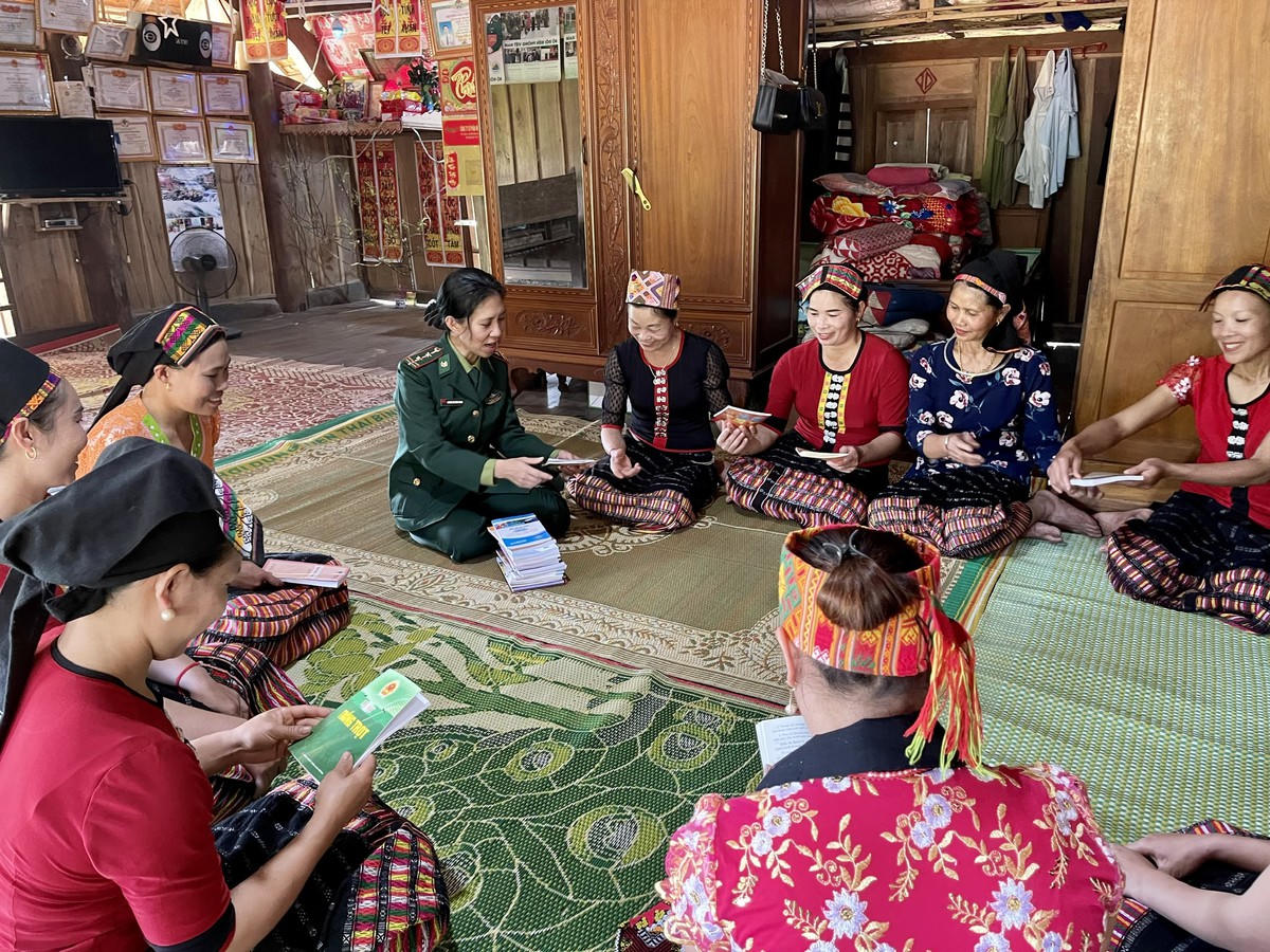 Trung tá QNCN Nguyễn Thị Trần Thanh tuyên truyền cho phụ nữ xã Môn Sơn, tỉnh Nghệ An sinh hoạt Câu lạc bộ “Phụ nữ tham gia bảo vệ chủ quyền lãnh thổ và an ninh biên giới quốc gia”.
