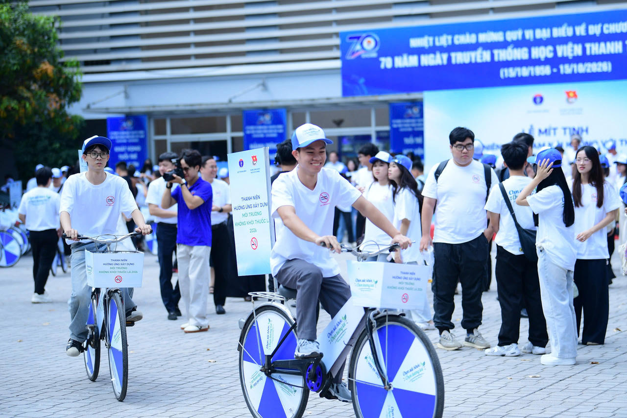 Các đoàn viên, thanh niên đạp xe diễu hành vì một môi trường không khói thuốc.