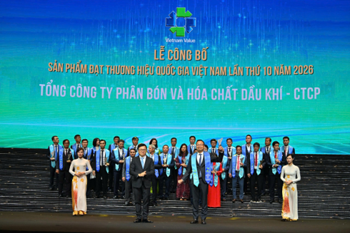 Tổng giám đốc Phan Công Thành đại diện PVFCCo-Phú Mỹ nhận vinh danh tại Lễ công bố.