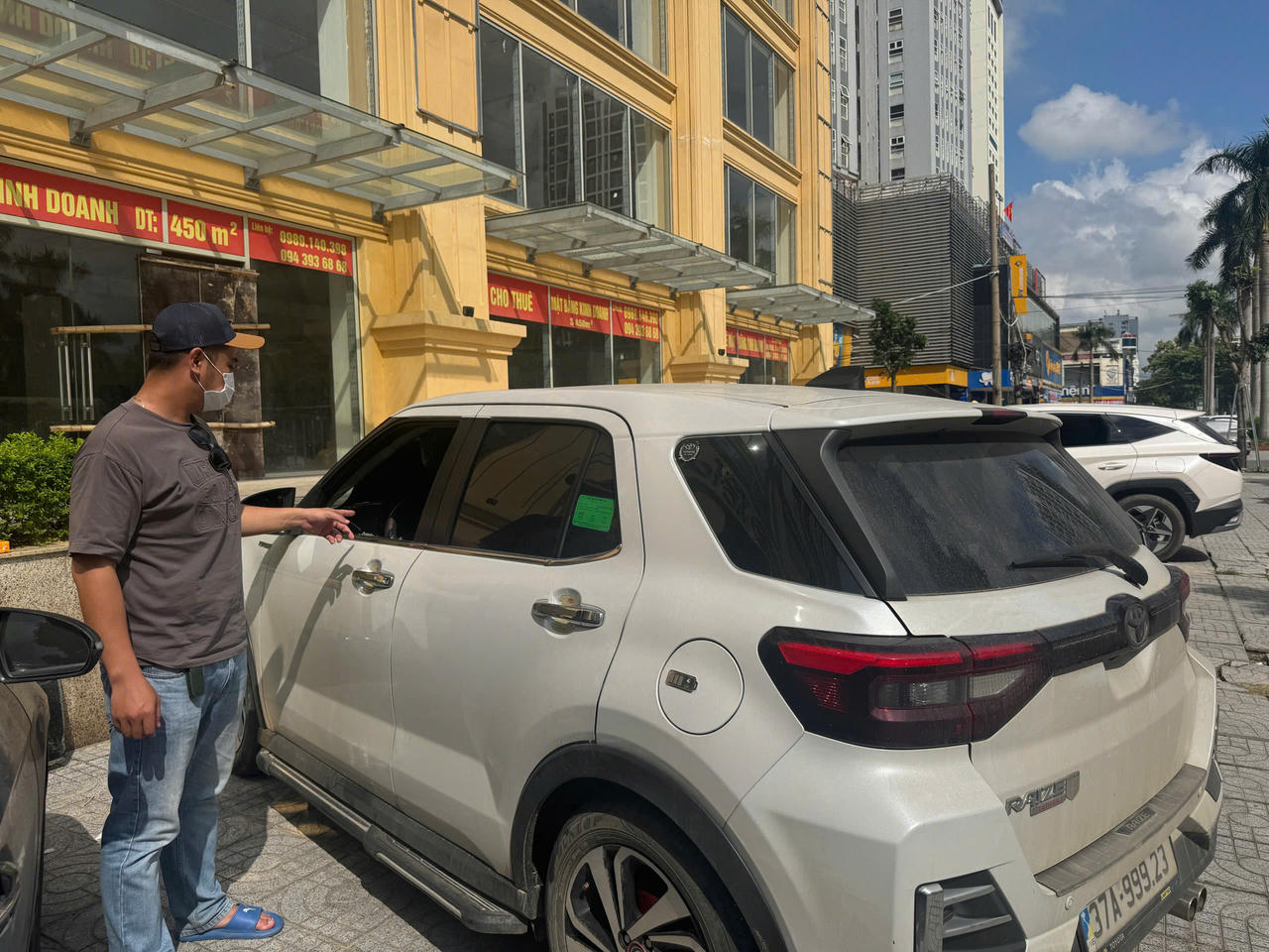 Hiện trường ô tô bị đập vỡ kính (Ảnh: H. Việt)