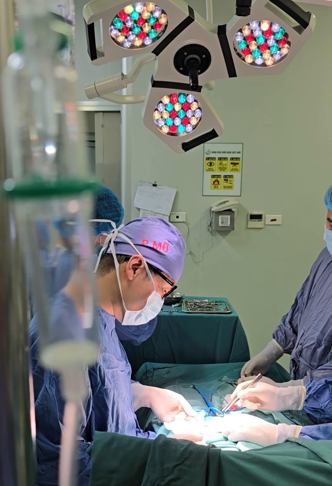 Các bác sĩ Khoa Phẫu thuật Nhi và Trẻ sơ sinh, Bệnh viện Hữu nghị Việt Đức phẫu thuật cắt bỏ hoàn toàn khối u và bảo tồn được tinh hoàn cho bệnh nhi.