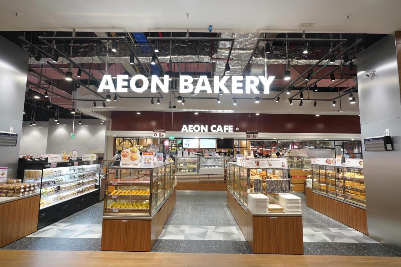 A bakery store with display cases

Description automatically generated with medium confidence