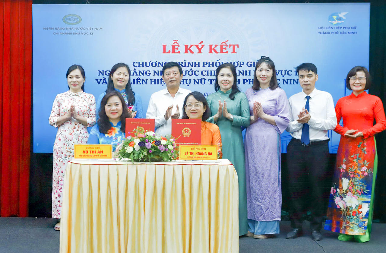 Đại diện Ngân hàng Nhà nước chi nhánh Khu vực 12 và Hội LHPN TP Bắc Ninh ký kết chương trình phối hợp giai đoạn 2026 - 2030. (Ảnh: N.H)