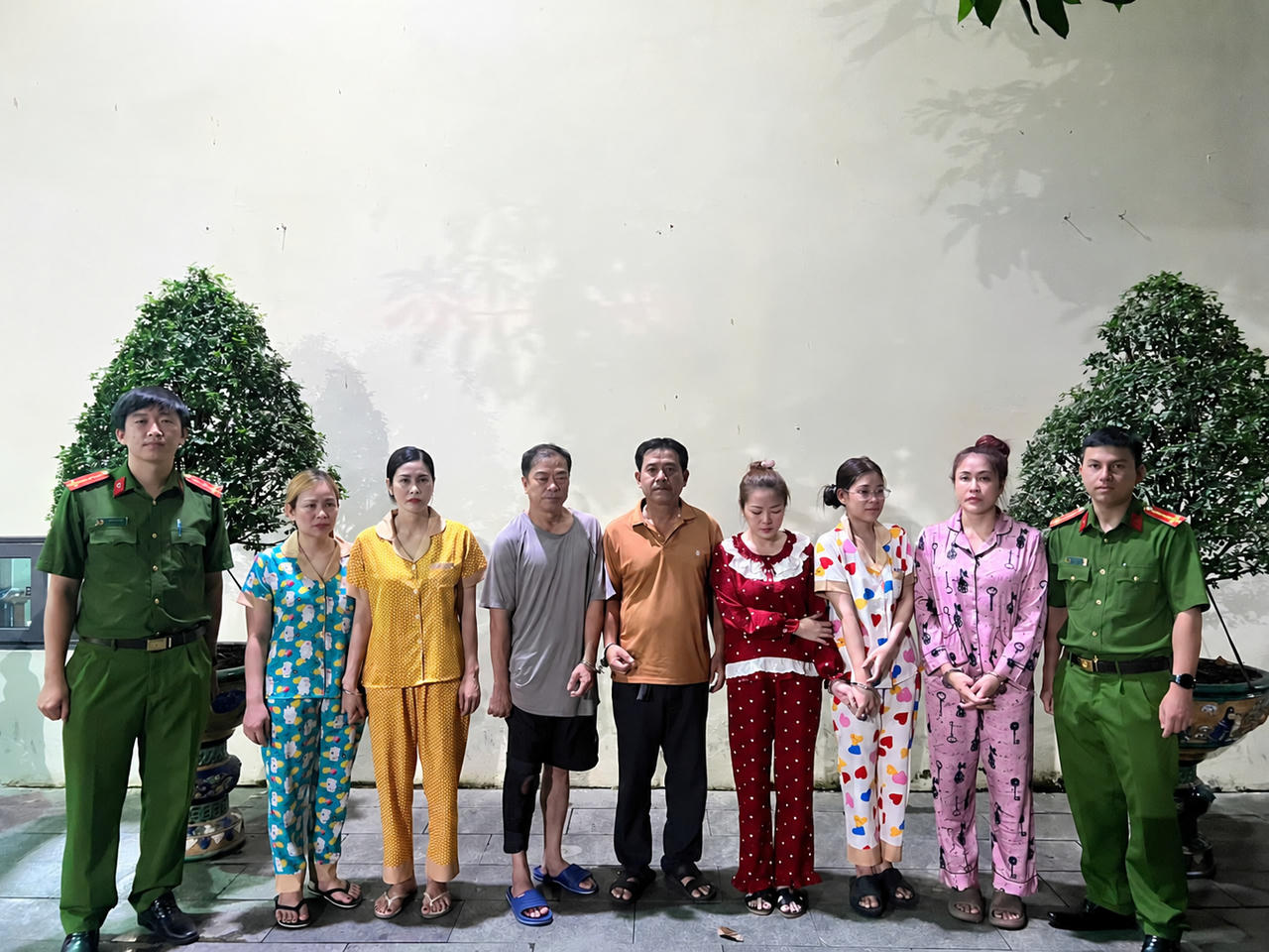 7 bị can bị khởi tố về các tội “Môi giới mại dâm” và “Đánh bạc”. Ảnh: Công an cung cấp