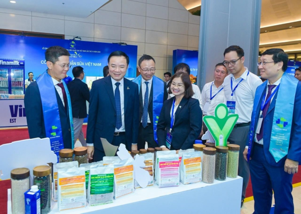 Chủ tịch HĐTV Petrovietnam Lê Ngọc Sơn và đoàn đại biểu Tập đoàn tham quan và đánh giá cao các sản phẩm mới của PVFCCo-Phú Mỹ.