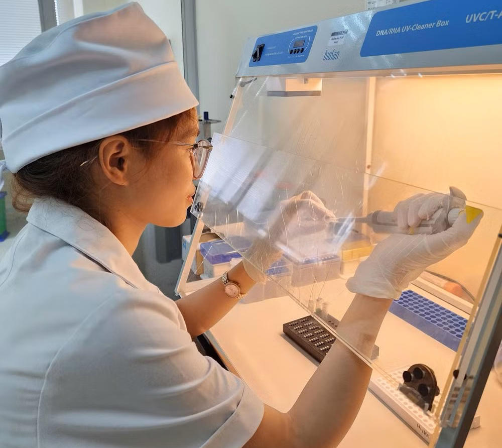 Đại úy, bác sĩ Nguyễn Thị Như Quỳnh kiểm tra các 
thành phần thực hiện phản ứng PCR xác định kiểu gen của nấm C.albicans, đề tài giành giải Nhất Giải thưởng Tuổi trẻ sáng tạo trong Quân đội lần thứ 24.
