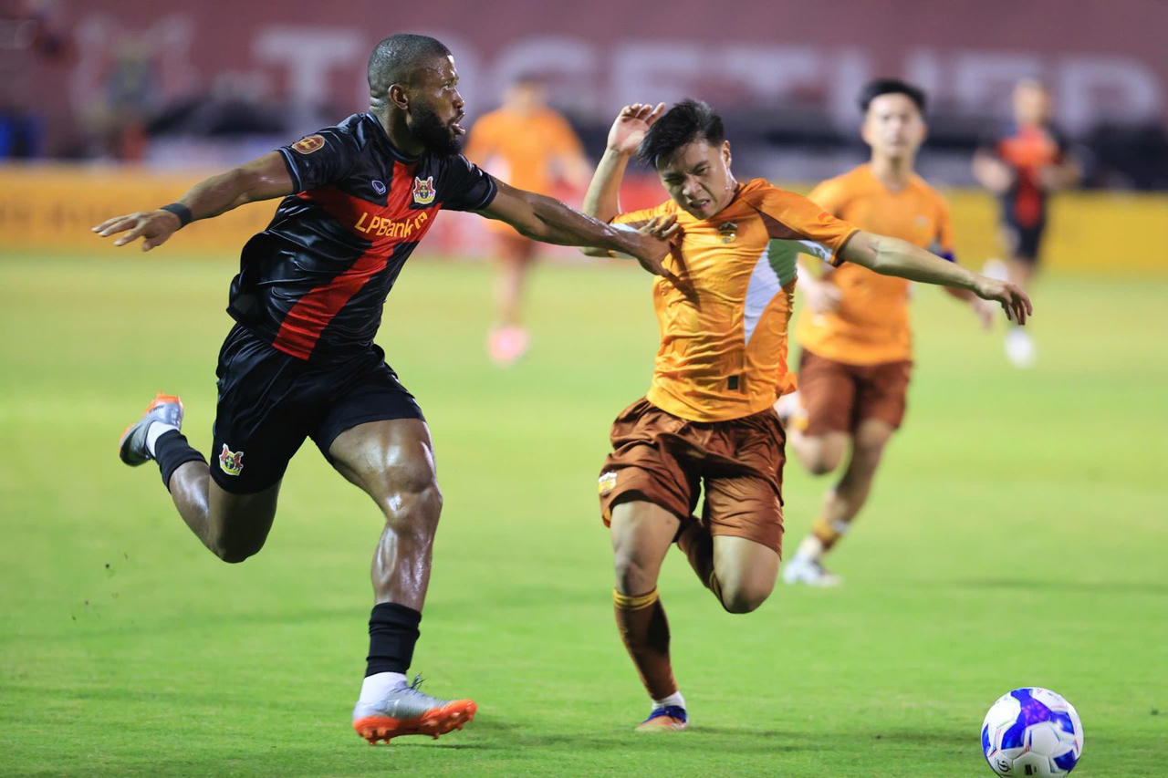 Hoàng Anh Gia Lai không thể vượt qua Ninh Bình dù chơi hơn người (Ảnh: VPF)