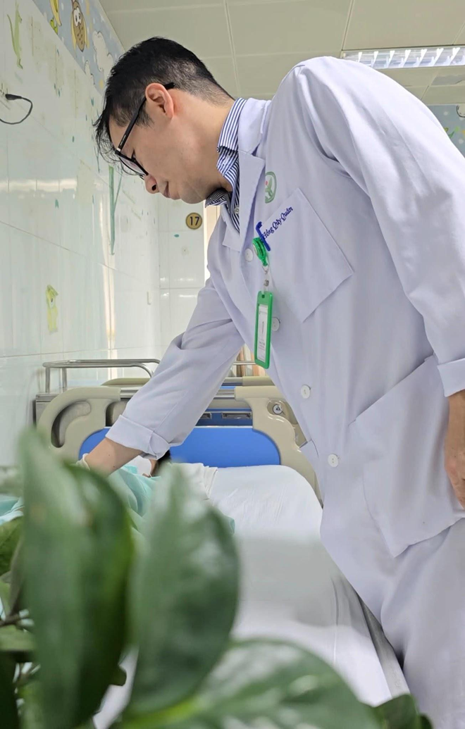 TS.BS Hồng Quý Quân - Q.Trưởng khoa Phẫu thuật Nhi và Trẻ sơ sinh, Bệnh viện Hữu nghị Việt Đức thăm khám cho bệnh nhi.
