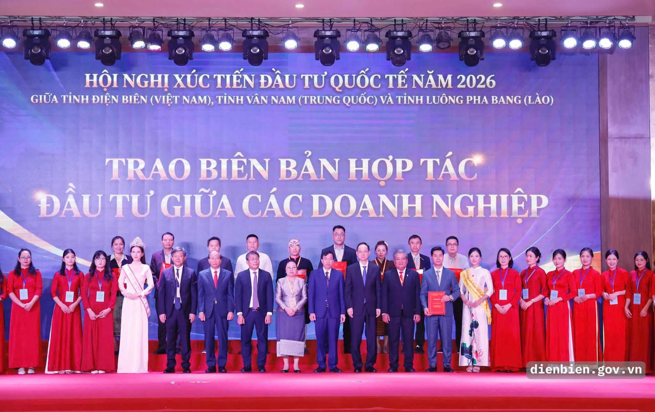 Chủ tịch UBND tỉnh Điện Biên Lê Văn Lương trao Biên bản ghi nhớ hợp tác đầu tư cho các doanh nghiệp.