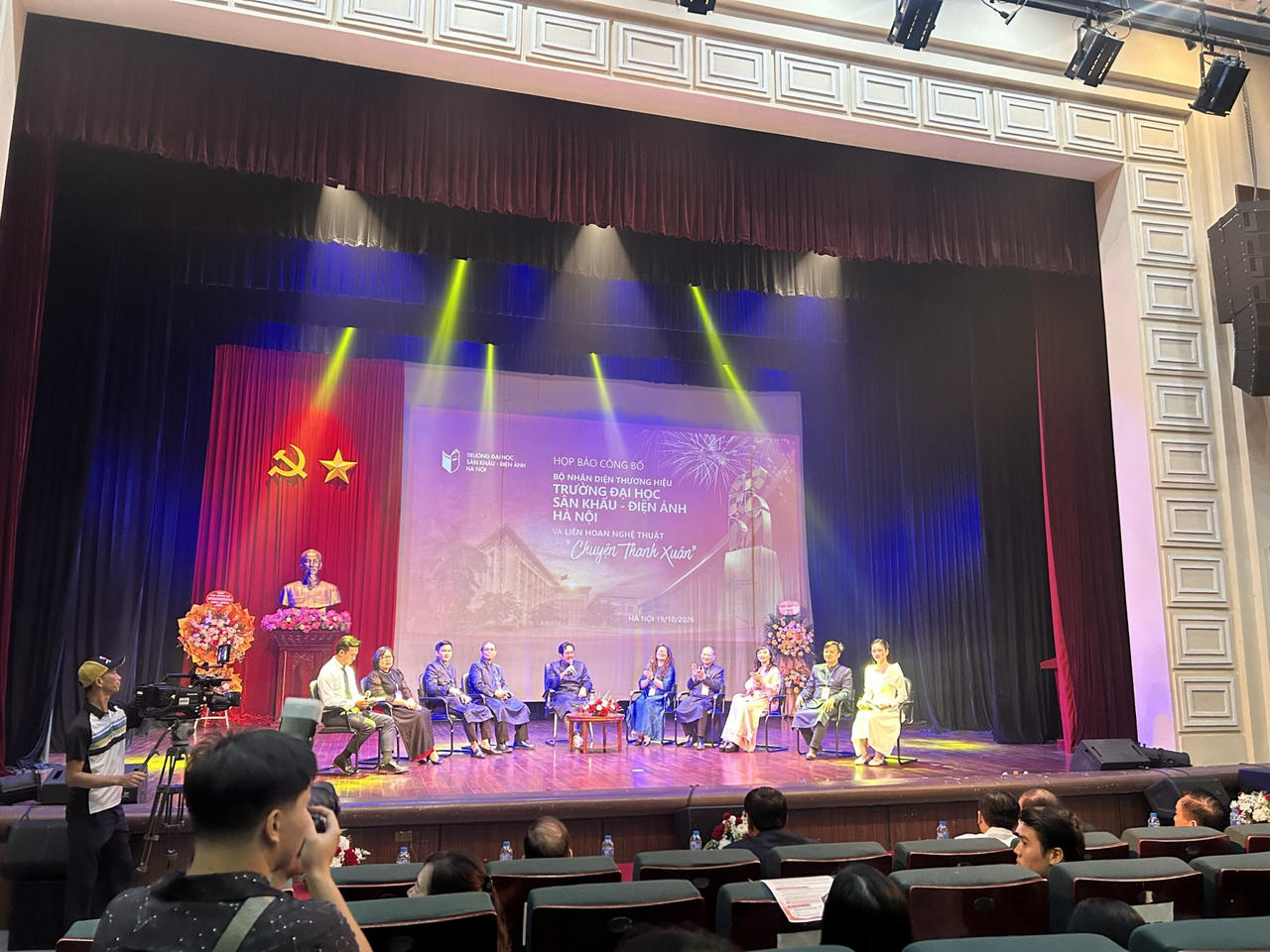 Các đại biểu tại họp báo công bố Liên hoan nghệ thuật “Chuyện thanh xuân” (Ảnh: Thùy Dương).