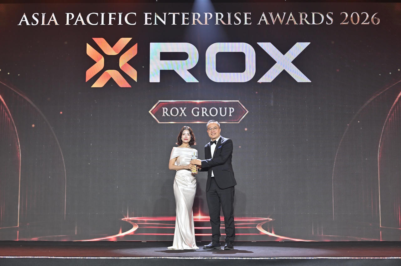Bà Nguyễn Hải Hà, Giám đốc Truyền thông và Marketing ROX Group, đại diện Tập đoàn nhận vinh danh từ Ban tổ chức APEA 2026