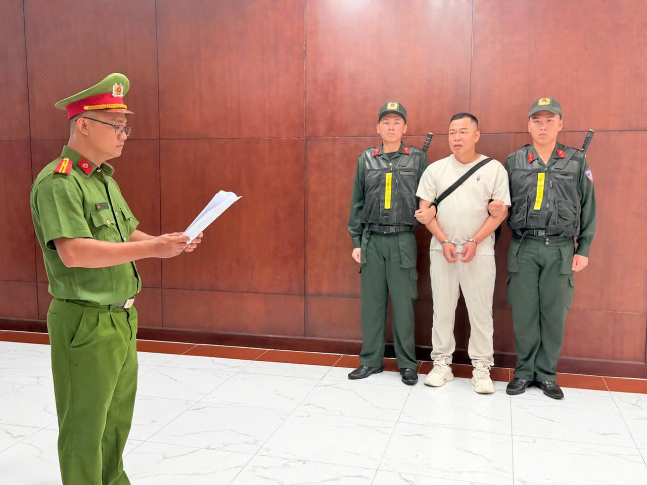 Chồng cũ Hằng Du Mục bị công an bắt vì tội danh gì?
