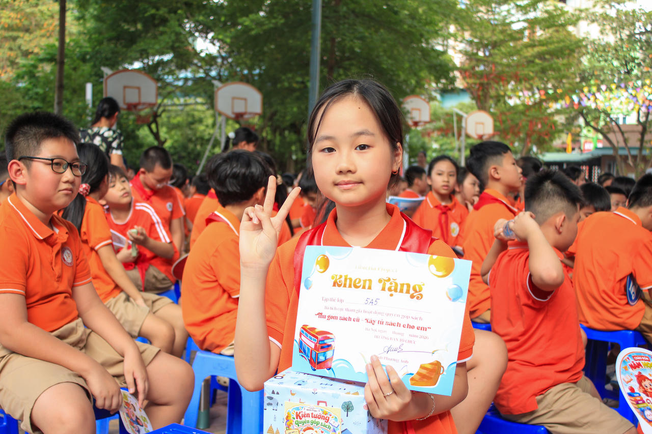 Các em học sinh nhận phần thưởng “Kiện tướng” khi đóng góp nhiều sách cho chương trình.