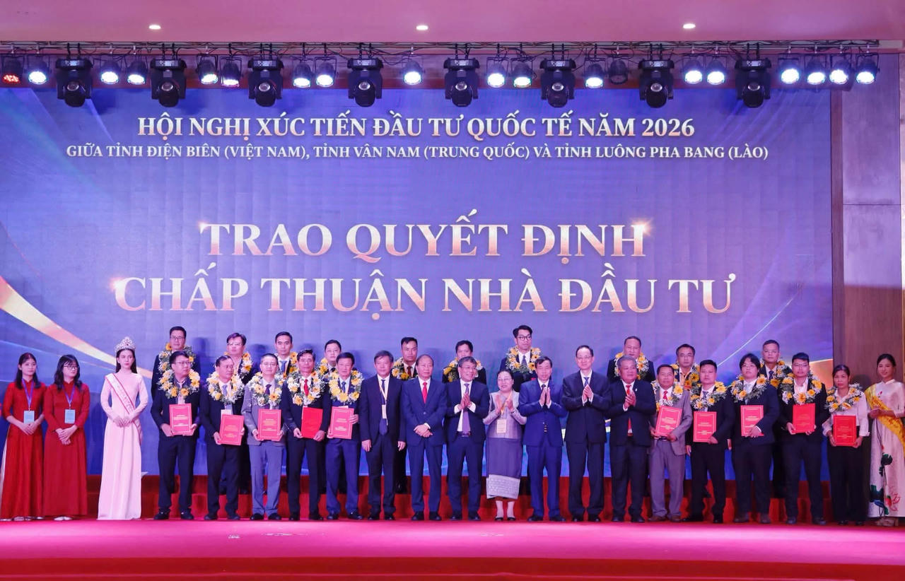 Chủ tịch UBND tỉnh Điện Biên Lê Văn Lương đã trao Quyết định chấp thuận nhà đầu tư cho 20 doanh nghiệp với tổng số vốn gần 7.500 tỷ đồng.