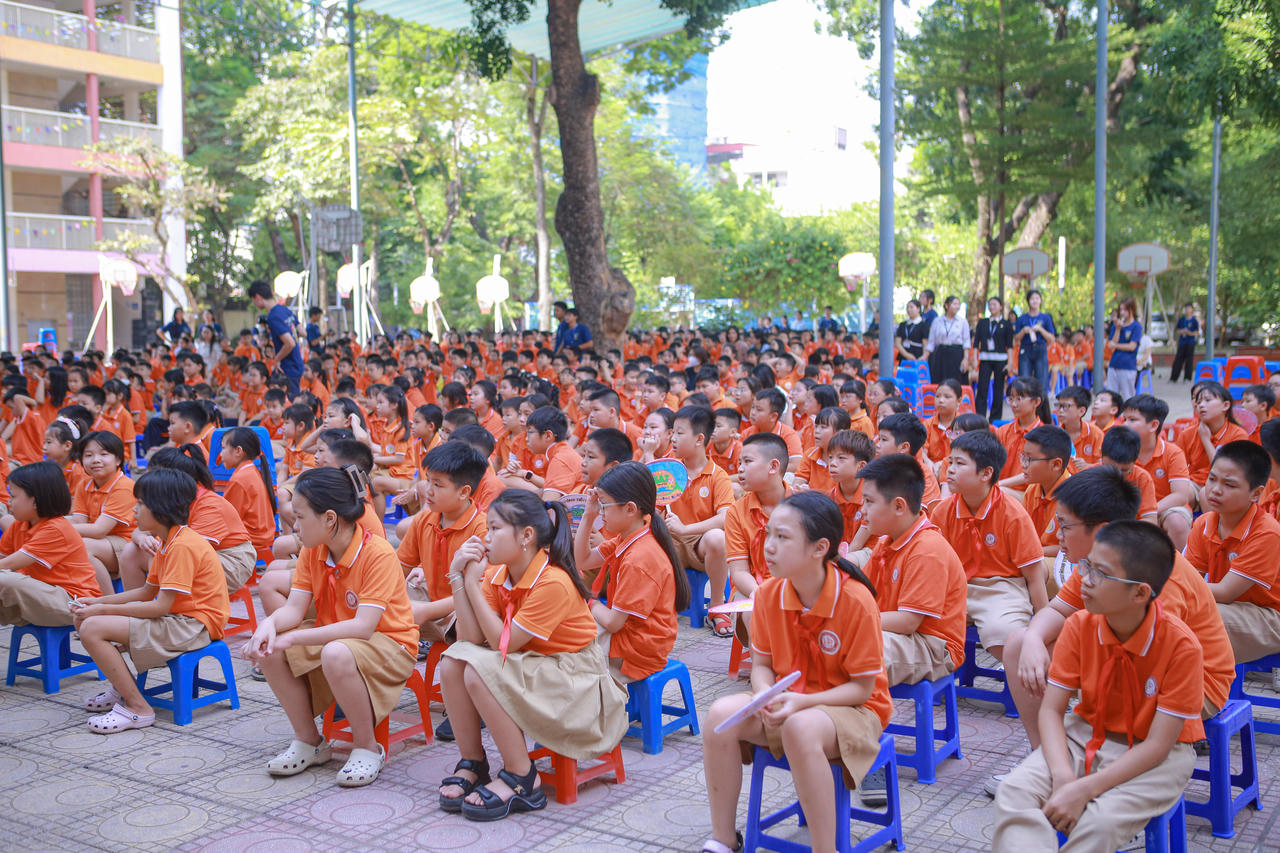 Đông đảo học sinh tham gia chương trình giao lưu song ngữ tại sân Trường Tiểu học Vĩnh Phúc.
