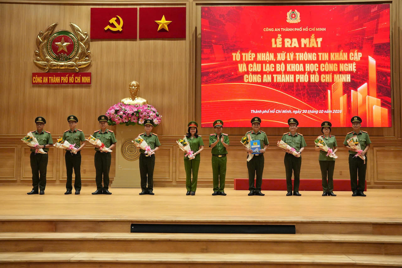 Lãnh đạo Công an TP HCM tặng hoa chúc mừng Tổ công tác liên ngành trực ban Tổng đài 113, 114 và Ban chủ nhiệm Câu lạc bộ Khoa học Công nghệ. Ảnh: Công an cung cấp