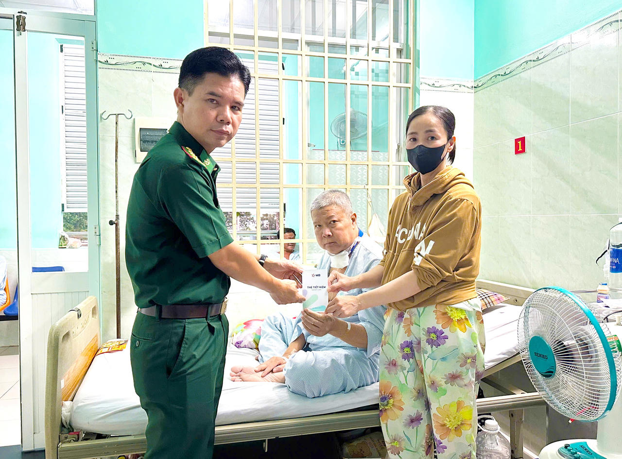 Thượng tá Nguyễn Chí Nguyện - Phó Chủ nhiệm Chính trị, Ban Chỉ huy BĐBP tỉnh Cà Mau, trao thẻ tiết kiệm và tiền mặt với tổng trị giá hơn 150 triệu đồng do cán bộ, chiến sĩ đơn vị quyên góp, hỗ trợ Trung tá QNCN Lê Văn Nam và gia đình (Ảnh: T.Y).