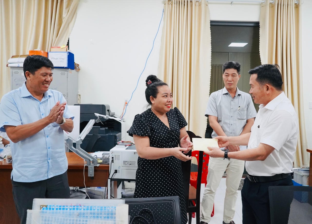 Bí thư Đinh Văn Nơi: “Làm hết việc, không phải hết giờ, để phục vụ người dân"