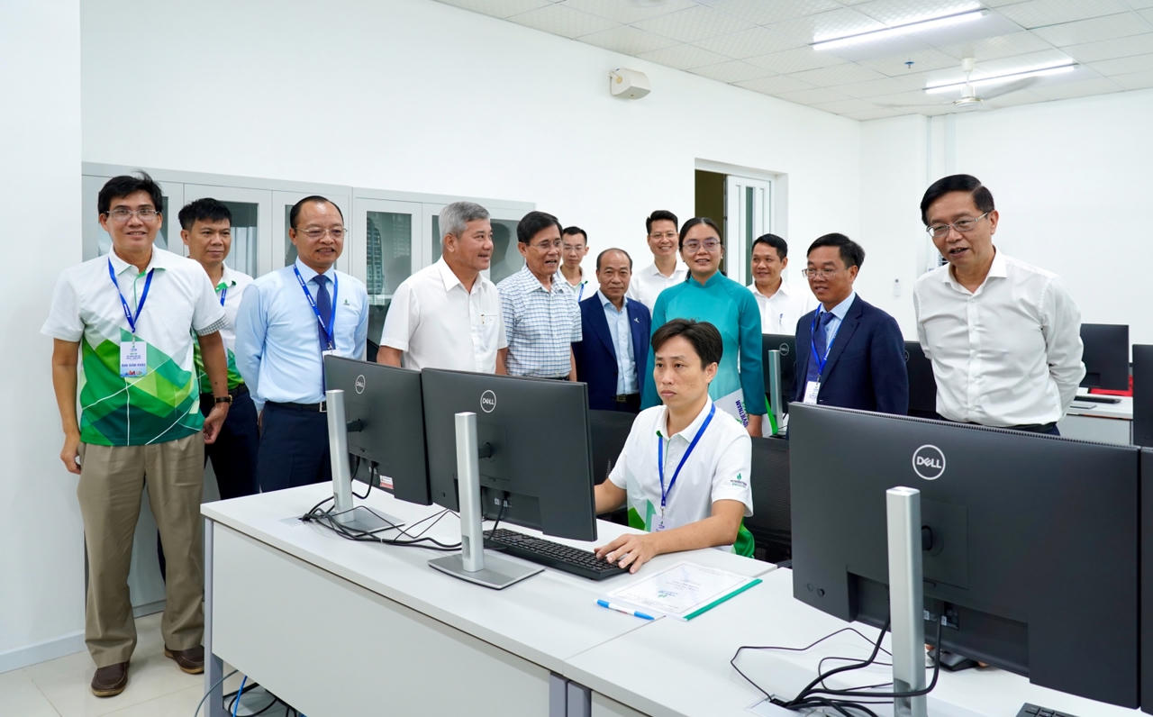 Lãnh đạo PETROVIETNAM cùng các đại biểu tham quan các phòng thi của Hội thi.
