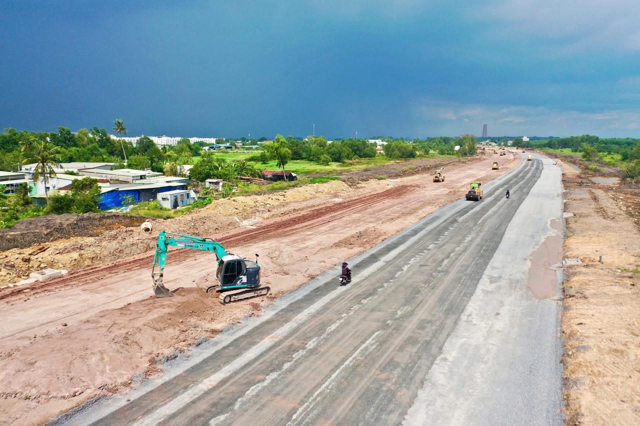 Máy móc, thiết bị được huy động thi công nền, móng và hoàn thiện mặt đường 25C. Ảnh: DK