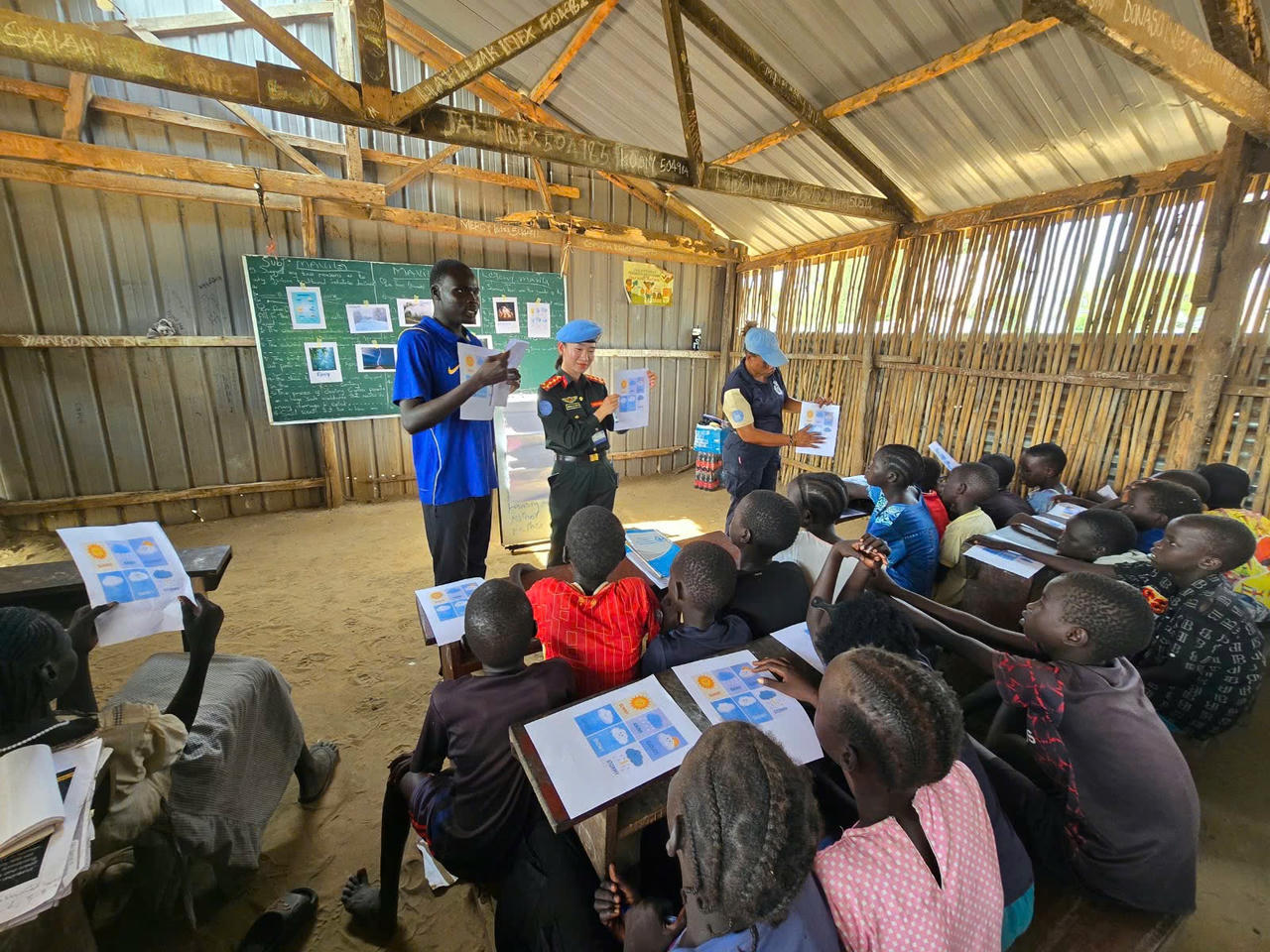 Sĩ quan Cảnh sát "mũ nồi xanh" Việt Nam mở lớp học tiếng Anh cho trẻ em ở Nam Sudan