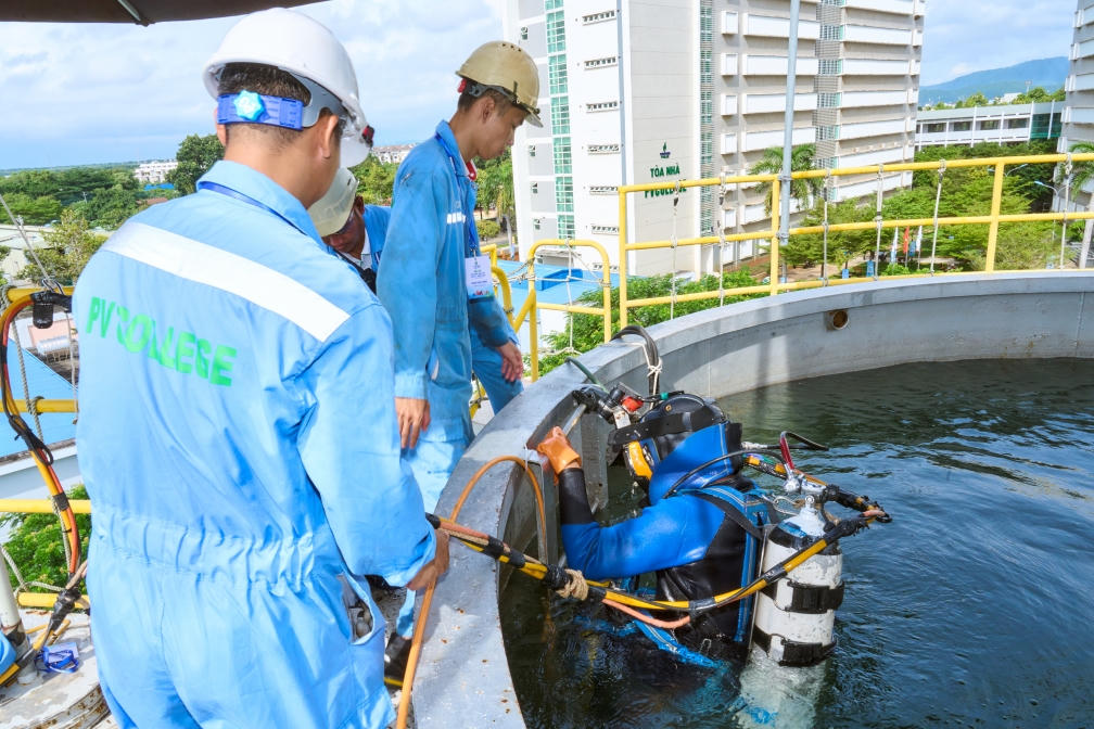Các thí sinh của nghề thi Lặn thi công, Quản trị và bảo mật hệ thống mạng công nghệ thông tin và Tự động hóa.