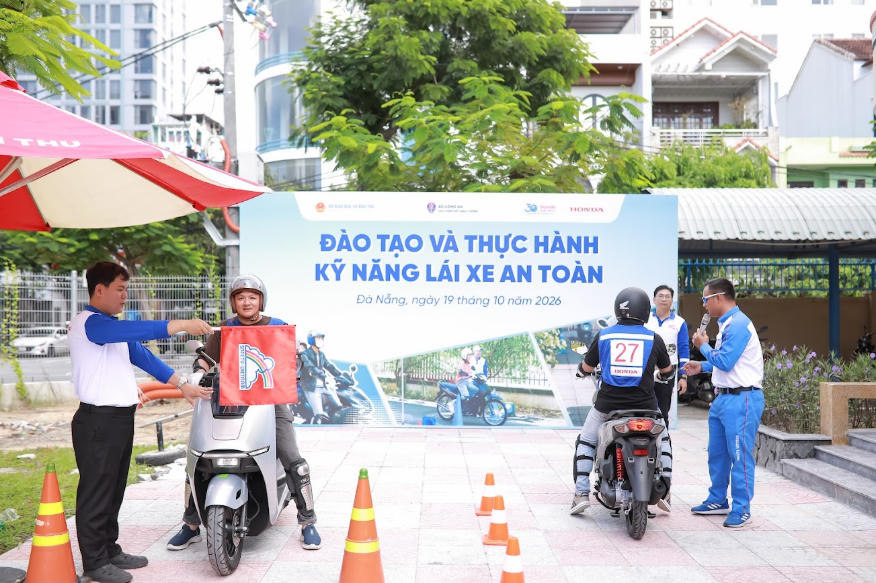 Honda Việt Nam trao tặng mũ bảo hiểm cho học sinh lớp Một khu vực miền Trung
