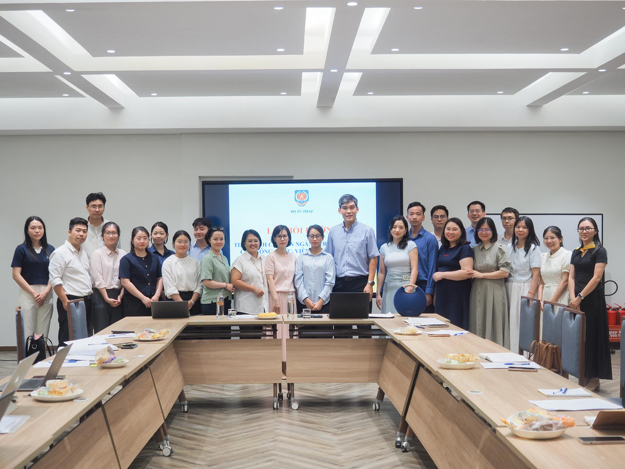Phó Vụ trưởng Vụ Tổ chức cán bộ Trần Thu Hường,  Giám đốc Quỹ Hỗ trợ xây dựng chính sách, pháp luật Đặng Trần Anh Tuấn chụp ảnh lưu niệm cùng các học viên Lớp bồi dưỡng.