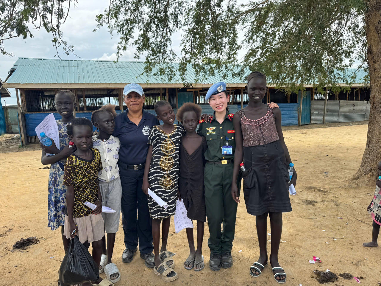 Sĩ quan Cảnh sát "mũ nồi xanh" Việt Nam mở lớp học tiếng Anh cho trẻ em ở Nam Sudan