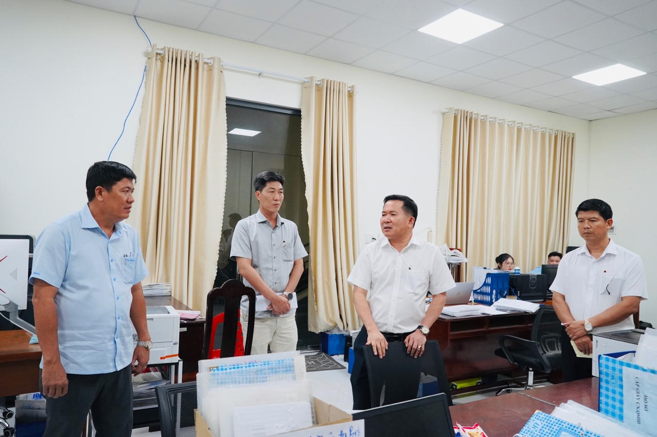 Bí thư Đinh Văn Nơi: “Làm hết việc, không phải hết giờ, để phục vụ người dân"