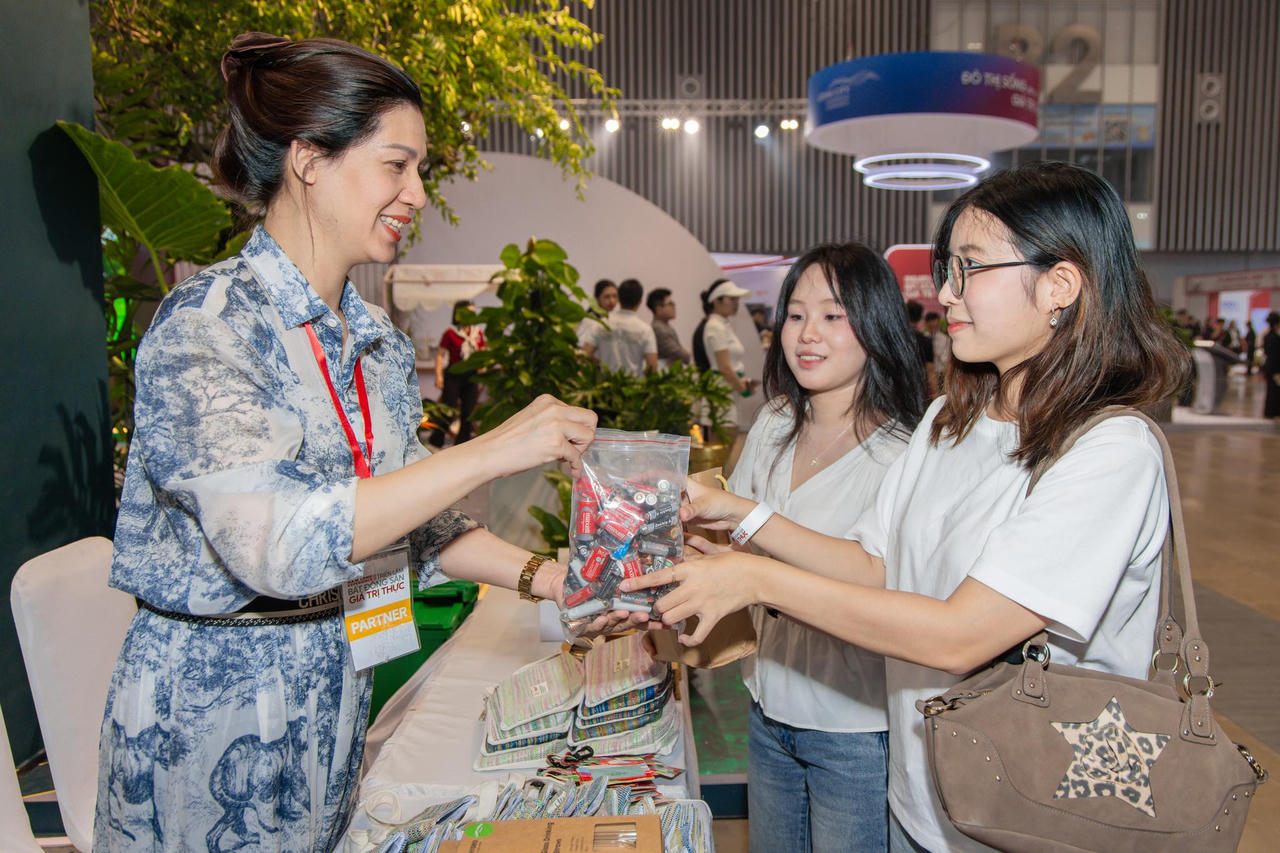 Hoạt động thu gom vật liệu tái chế, workshop sáng tạo thu hút nhiều người trải nghiệm. Ảnh: Phương Lâm.