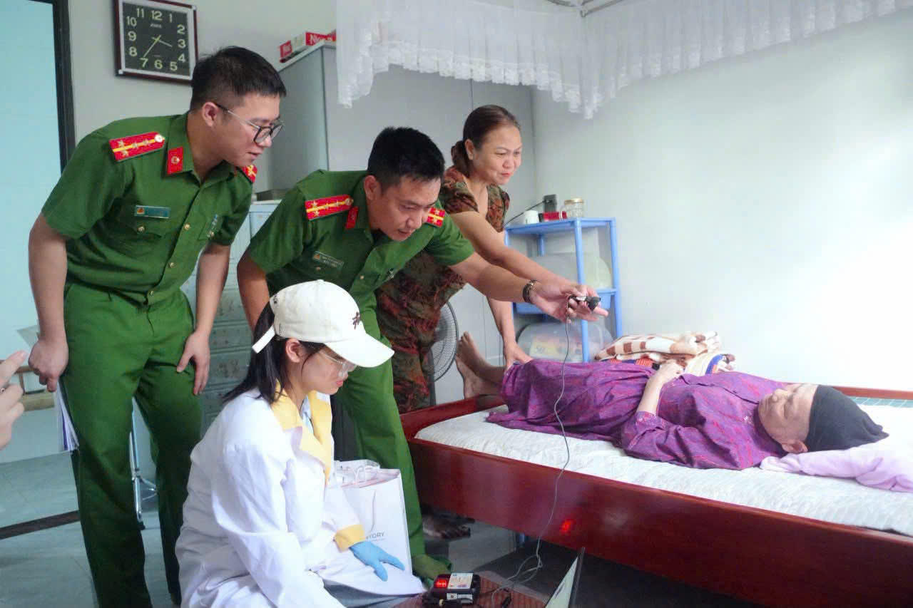  Các địa phương thành lập đoàn công tác lưu động đến tận nhà hỗ trợ thân nhân liệt sĩ cao tuổi, ốm đau, đi lại khó khăn (Ảnh CAHT)