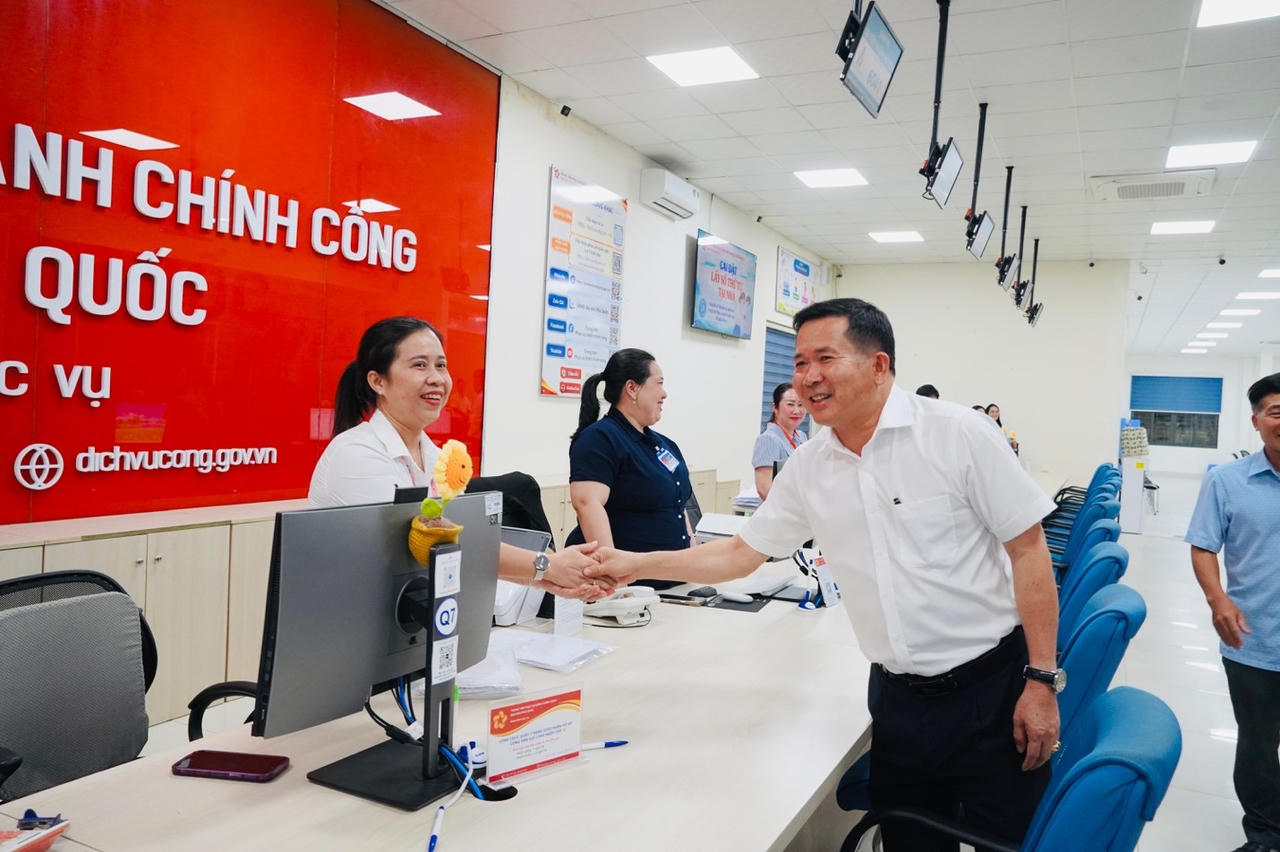 Bí thư Đinh Văn Nơi: “Làm hết việc, không phải hết giờ, để phục vụ người dân"
