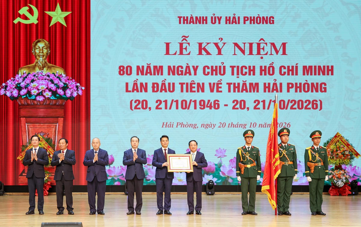 Thừa ủy quyền của Chủ tịch nước, Ủy viên Bộ Chính trị, Bí thư Trung ương Đảng, Trưởng Ban Tuyên giáo Trung ương Trịnh Văn Quyết tặng Huân chương Lao động hạng Nhất cho Đảng bộ, chính quyền và nhân dân thành phố Hải Phòng. (ảnh Lê Dũng)